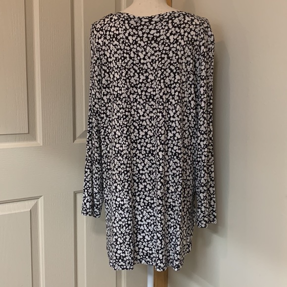 EUC Old Navy Black & White Flowy Top - Picture 4 of 9
